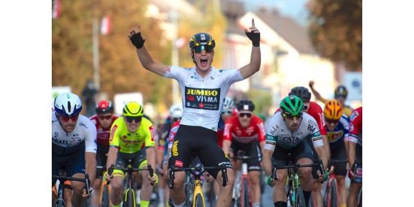 Kooij komt als winnaar uit de bus